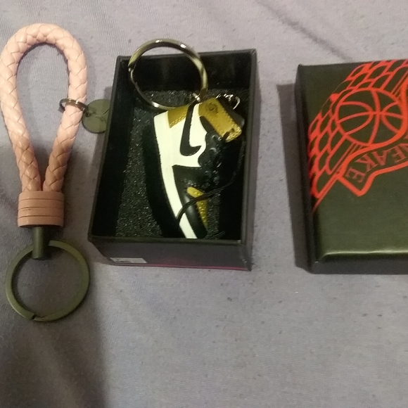 Nike mini shoe keychain - Picture 7 of 7